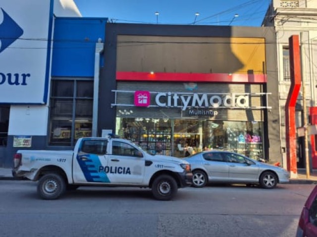 Un joven de 16 rob en dos bazares y agredi a una mujer